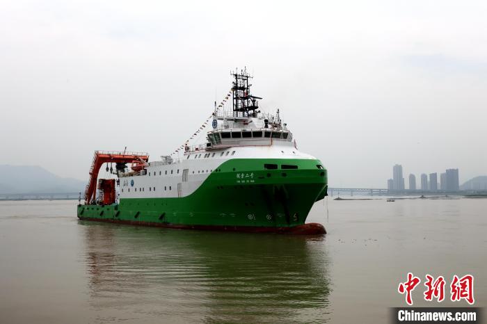圖為“探索二號”科考船?！堑ぜt 攝