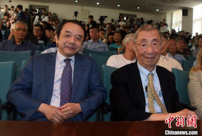 高能論壇開始前，丁肇中先生(右)與主持論壇的中科院高能所所長王貽芳院士合影。　<a target='_blank' href='/'><p  align=