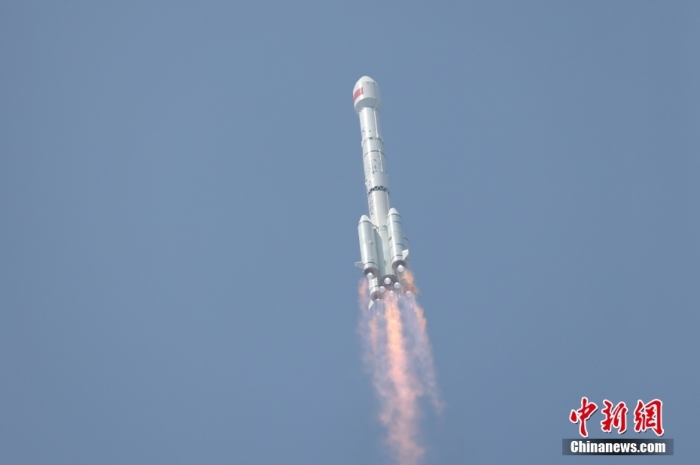 5月17日10時(shí)49分，我國(guó)在西昌衛(wèi)星發(fā)射中心用長(zhǎng)征三號(hào)乙運(yùn)載火箭，成功發(fā)射第五十六顆北斗導(dǎo)航衛(wèi)星。該衛(wèi)星屬地球靜止軌道衛(wèi)星，是我國(guó)北斗三號(hào)工程的首顆備份衛(wèi)星。入軌并完成在軌測(cè)試后，將接入北斗衛(wèi)星導(dǎo)航系統(tǒng)。此次發(fā)射是北斗三號(hào)工程高密度組網(wǎng)之后，時(shí)隔3年的首發(fā)任務(wù)。朱磊 攝