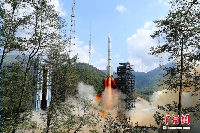 5月17日10時(shí)49分，我國(guó)在西昌衛(wèi)星發(fā)射中心用長(zhǎng)征三號(hào)乙運(yùn)載火箭，成功發(fā)射第五十六顆北斗導(dǎo)航衛(wèi)星。該衛(wèi)星屬地球靜止軌道衛(wèi)星，是我國(guó)北斗三號(hào)工程的首顆備份衛(wèi)星。入軌并完成在軌測(cè)試后，將接入北斗衛(wèi)星導(dǎo)航系統(tǒng)。此次發(fā)射是北斗三號(hào)工程高密度組網(wǎng)之后，時(shí)隔3年的首發(fā)任務(wù)。楊志遠(yuǎn) 攝