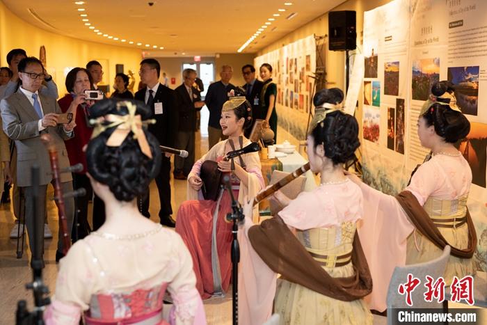 當(dāng)?shù)貢r(shí)間5月19日，中國(guó)常駐聯(lián)合國(guó)代表團(tuán)、中國(guó)文化和旅游部、泉州市人民政府在紐約聯(lián)合國(guó)總部聯(lián)合舉辦“茶和天下·雅集”主題展覽和招待會(huì)。圖為展覽現(xiàn)場(chǎng)泉州南音表演。 <a target='_blank' href='/' _fcksavedurl='/'><p  align=