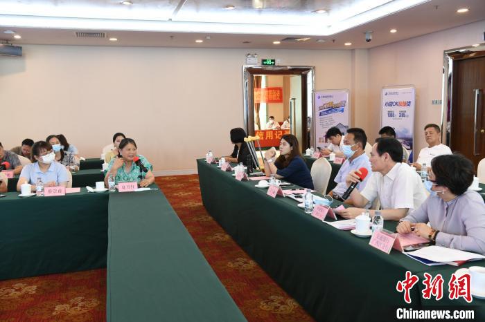 圖為中國(guó)銀行廣西分行代表在回應(yīng)桂林歸義生態(tài)農(nóng)業(yè)有限公司總經(jīng)理夏月紅的貸款需求?！∈Y雪林 攝