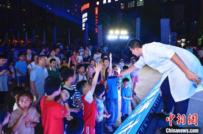 2023年鷹潭市“好奇心”科普節(jié)吸引了不少孩子踴躍參與?！≈鬓k方 供圖