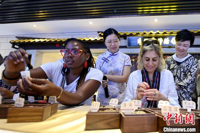 代表團(tuán)成員在片仔癀博物館內(nèi)制作中藥配方香囊。　張金川 攝