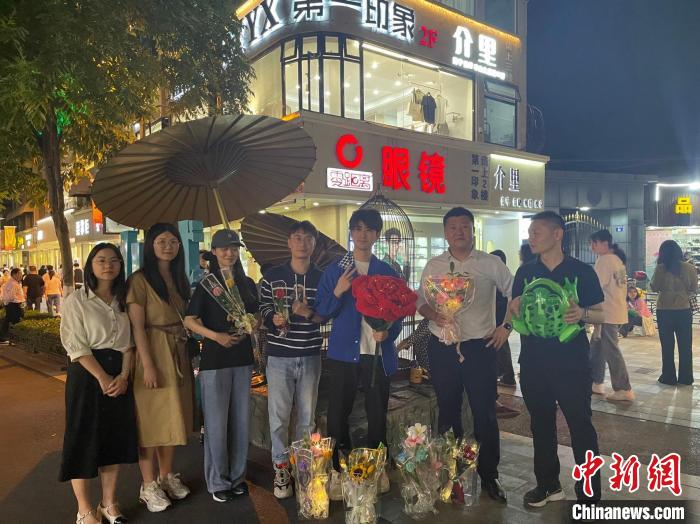 在東陽橫店，宣講團導師、成員與橫店演員(右三)合影?！?東陽市融媒體中心 供圖