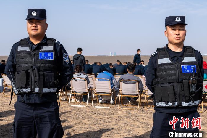 圖為承擔(dān)神舟十六號(hào)載人飛船安保任務(wù)的移民管理警察?！∨ｖ?攝