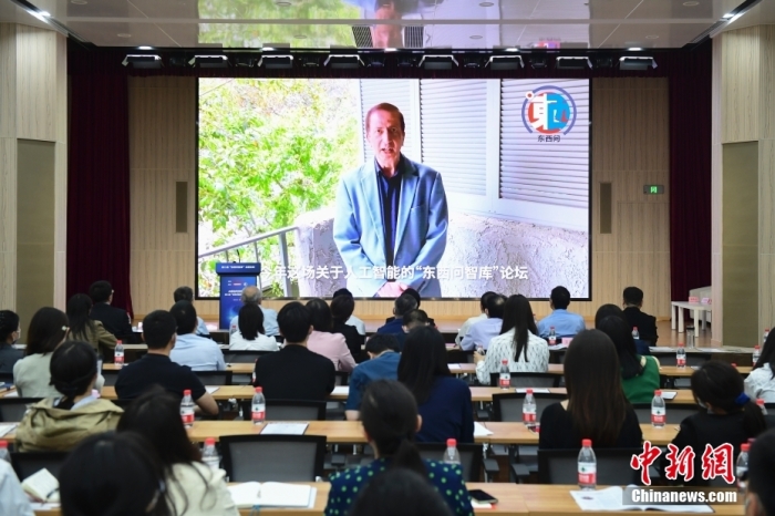 5月30日，<a target='_blank' href='/'>中新社</a>第二屆“東西問智庫”主題論壇在北京舉行，多位中外專家圍繞“AI革命與文明進(jìn)化”展開討論。圖為美國加州理工學(xué)院電氣工程和計(jì)算機(jī)科學(xué)教授、人工智能專家亞瑟·阿布-穆斯塔法通過視頻在論壇上作主旨演講。<a target='_blank' href='/'>中新社</a>記者 田雨昊 攝