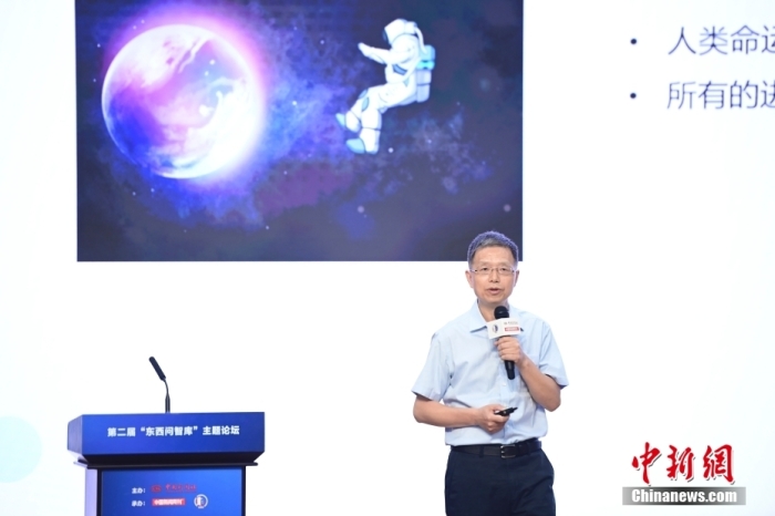 5月30日，<a target='_blank' href='/'>中新社</a>第二屆“東西問智庫”主題論壇在北京舉行，多位中外專家圍繞“AI革命與文明進(jìn)化”展開討論。圖為北京大學(xué)新聞與傳播學(xué)院教授胡泳在論壇上作主旨演講。<a target='_blank' href='/'>中新社</a>記者 田雨昊 攝