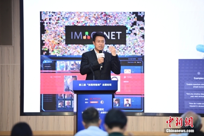 5月30日，<a target='_blank' href='/'>中新社</a>第二屆“東西問智庫”主題論壇在北京舉行，多位中外專家圍繞“AI革命與文明進(jìn)化”展開討論。圖為商湯智能產(chǎn)業(yè)研究院創(chuàng)始院長田豐在論壇上作主旨演講。<a target='_blank' href='/'>中新社</a>記者 田雨昊 攝