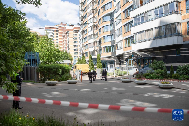 5月30日，警察在俄羅斯首都莫斯科的樓房遭襲現(xiàn)場警戒。新華社記者白雪騏攝