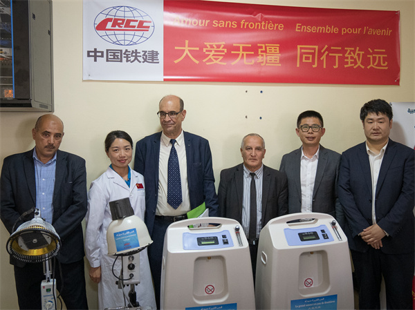 中國鐵建阿爾及利亞公司向當(dāng)?shù)蒯t(yī)院捐贈醫(yī)療物資。鐵建國際供圖