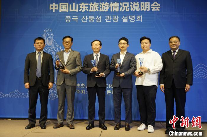 為“好客山東”旅游大使授牌?！⑿?攝