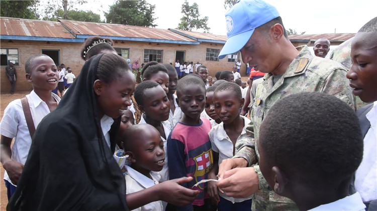 孩子們迎接維和官兵的到來。王錦偉攝