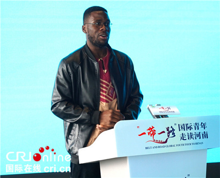 國際青年代表奕曉龍發(fā)言。賈親親 攝