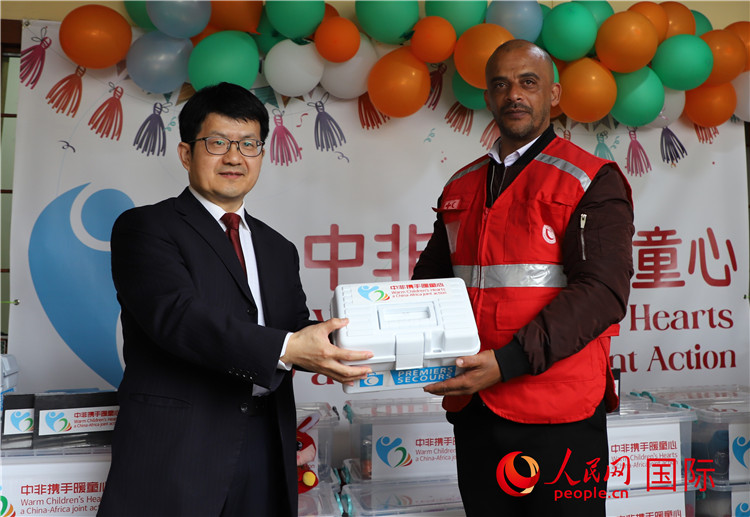 李健大使向孤兒院負責(zé)人移交捐贈物資。人民網(wǎng)記者 王傳寶攝