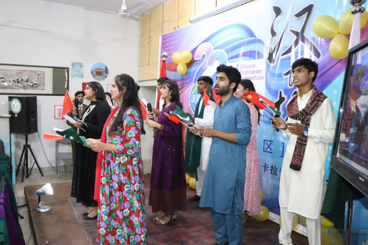 “漢語(yǔ)橋”世界大學(xué)生中文比賽卡拉奇賽區(qū)決賽現(xiàn)場(chǎng)，參賽選手共同演唱中文歌曲?？ɡ娲髮W(xué)孔子學(xué)院供圖