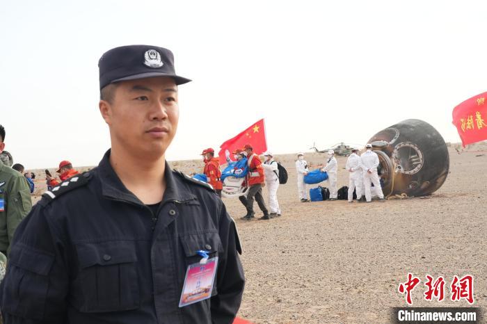 圖為阿拉善邊境管理支隊民警在著陸場開展安保工作。　張杰 攝