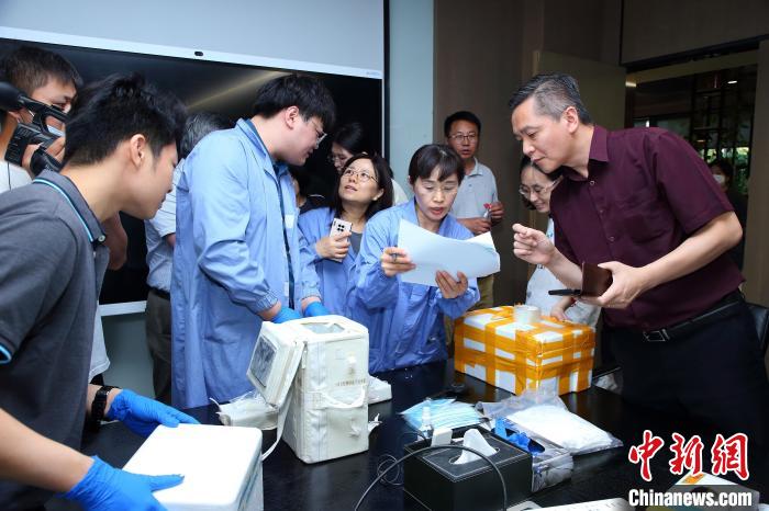 科研人員清點、查看隨神舟十五號返回地面的空間科學(xué)實驗樣品?！≈锌圃嚎臻g應(yīng)用中心 供圖