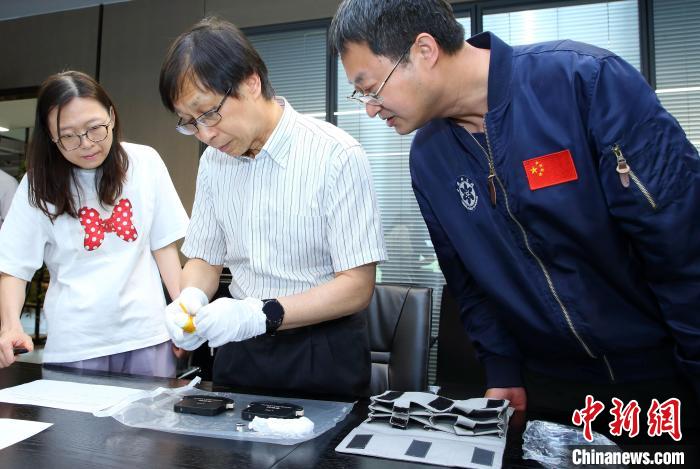 科研人員查看隨神舟十五號返回地面的空間科學(xué)實驗樣品?！≈锌圃嚎臻g應(yīng)用中心 供圖