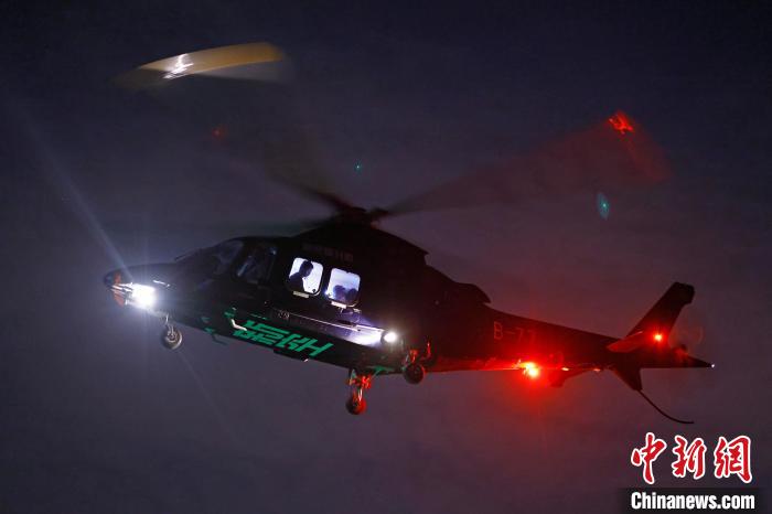 6月3日晚，游客乘坐上海新空直升機(jī)有限公司直升機(jī)開(kāi)啟鳥(niǎo)瞰黃浦江空中圓夢(mèng)之旅?！∫罅⑶?攝