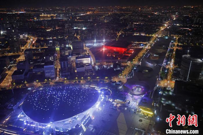 6月3日晚，鳥(niǎo)瞰上海黃浦江兩岸城市夜景?！∫罅⑶?攝