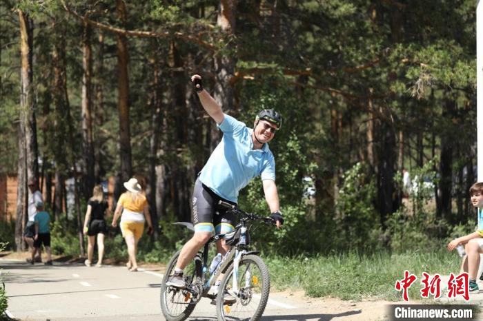 當?shù)貢r間4日，哈外交部副部長羅曼·瓦西連科在騎行活動中?！喰琶貢幑﹫D