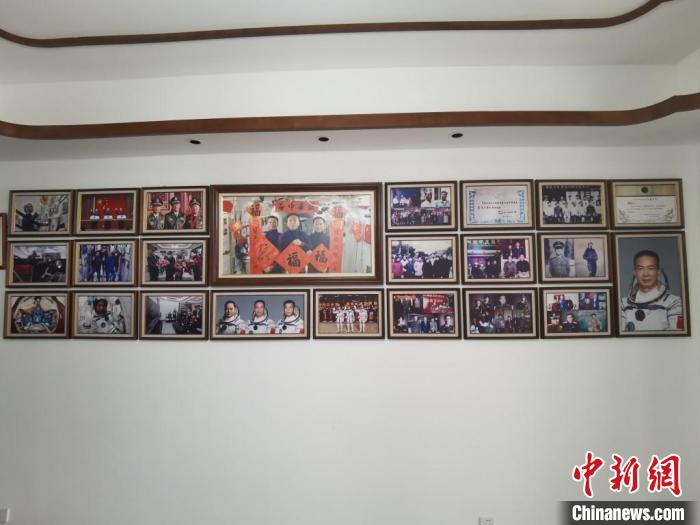 家中的照片墻上，新增了費(fèi)俊龍此次飛天的照片?！＄娚?攝