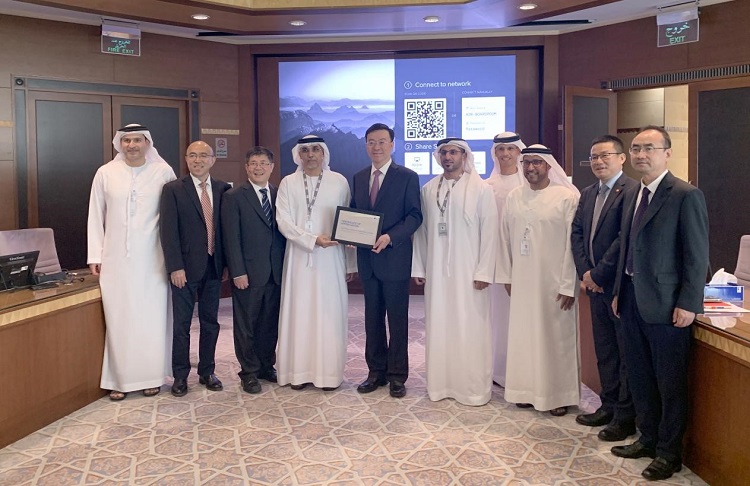 圖為阿布扎比陸上石油公司代表向中企頒發(fā)6600萬(wàn)安全工時(shí)證書。中國(guó)石油工程建設(shè)有限公司供圖