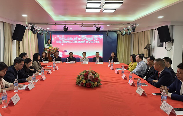 當(dāng)?shù)貢r間6月11日，由廈門市委常委、宣傳部部長吳子?xùn)|率領(lǐng)的廈門市文化產(chǎn)業(yè)代表團來到巴西華人文化交流協(xié)會會館交流訪問，與里約熱內(nèi)盧僑界舉行座談。謝照攝