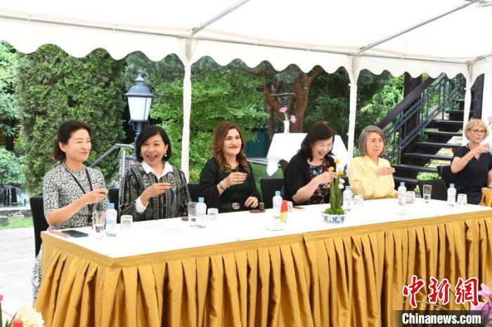 圖為嘉賓品味烏龍茶?！“亓种袊?guó)文化中心供圖。