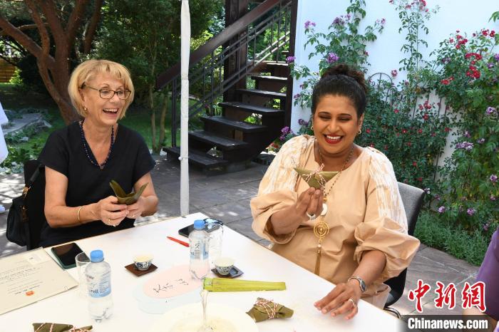 圖為嘉賓展示包粽子成果。　柏林中國(guó)文化中心供圖。