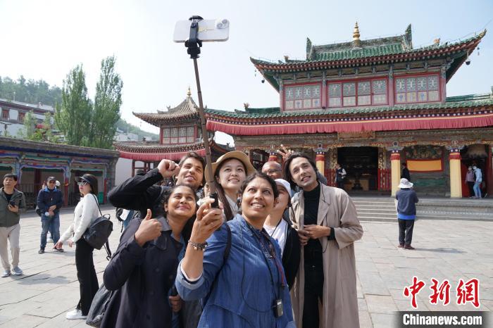 圖為外國記者在塔爾寺合影。　馬銘言 攝