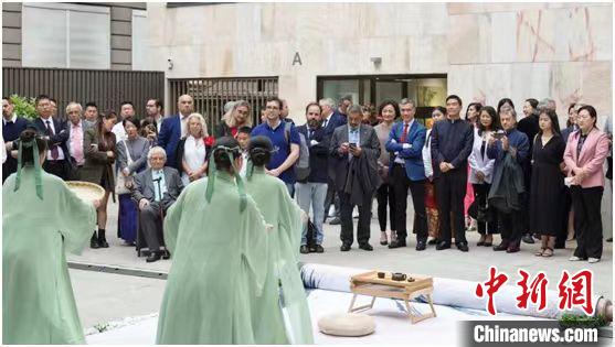 嘉賓觀看茶舞表演?！⌒抨柺形麄鞑抗﹫D