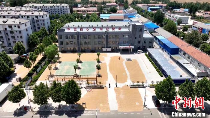 德州陵城區(qū)開放1297處鎮(zhèn)村公共場地，緩解農(nóng)民曬糧難題?！×瓿菂^(qū)委宣傳部供圖