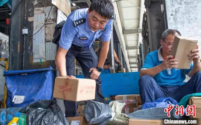 肥東縣公安局針對劇毒化學(xué)品和易制爆危險化學(xué)品生產(chǎn)企業(yè)開展安全檢查工作?！『戏示焦﹫D