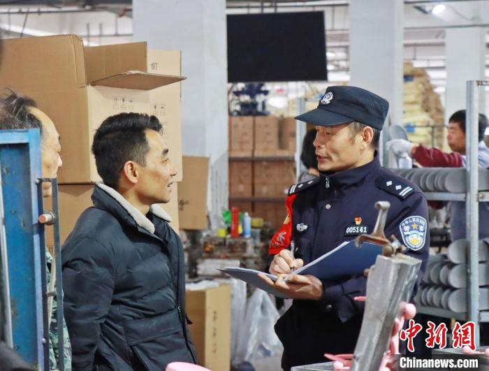 3月30日，大興派出所民警來到轄區(qū)中小企業(yè)，開展“為民為企為項目”走訪活動?！『戏示焦﹫D