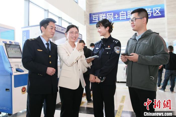 4月10日，安徽合肥，一家運輸企業(yè)負責(zé)人在工作人員的指導(dǎo)下，使用小程序辦理車管業(yè)務(wù)?！『戏示焦﹫D