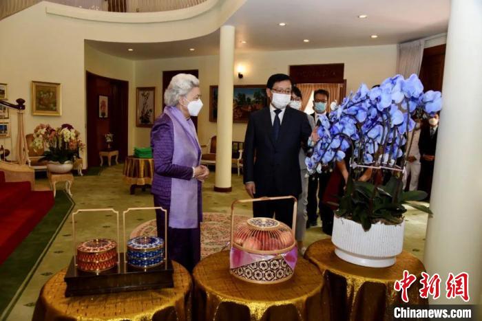 王文天大使介紹中國(guó)傳統(tǒng)工藝品及云南的蘭花和鮮果?！≈袊?guó)駐柬埔寨大使館微信公眾號(hào) 攝