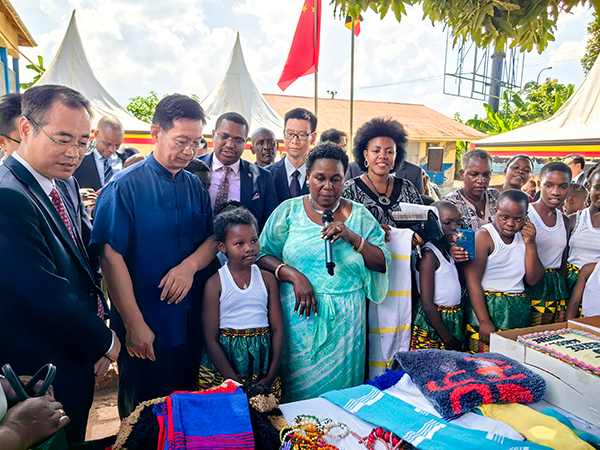 中國(guó)駐烏干達(dá)大使張利忠（右二）出席活動(dòng)。 田雨攝
