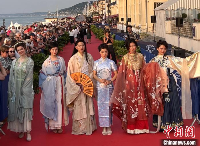 當(dāng)?shù)貢r間6月16日，2023年卡布爾電影節(jié)中國日活動舉行?！≈鬓k方供圖