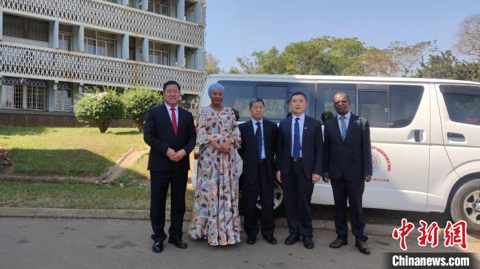 捐贈(zèng)儀式現(xiàn)場(chǎng)?！∈茉L者供圖