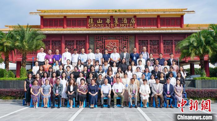 與會嘉賓合影留念?！×_詩慶 攝