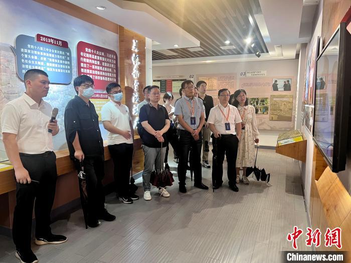 與會人員在后陳村走訪。　董易鑫 攝