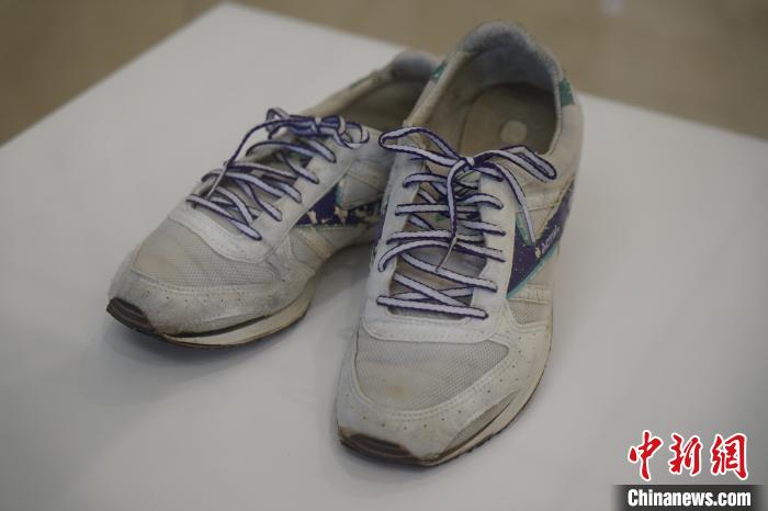 圖為展出的韓國前總統(tǒng)金泳三曾使用的慢跑鞋?！⑿?攝
