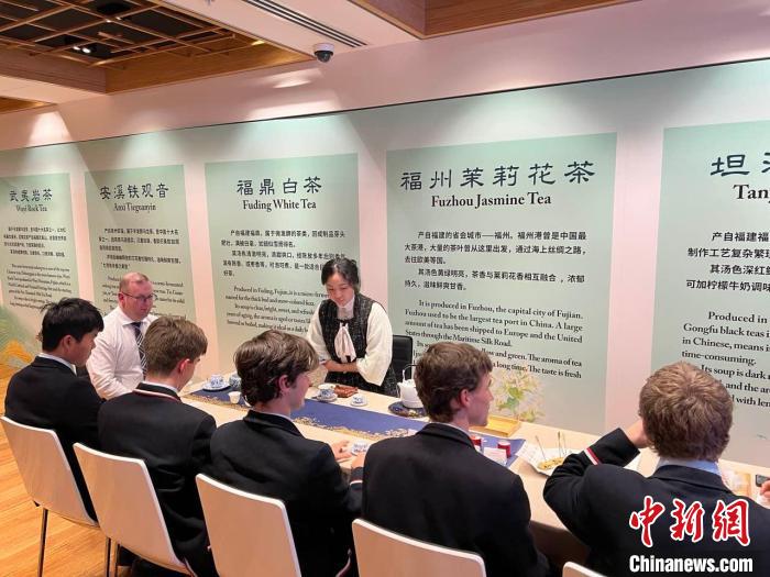 澳大利亞悉尼中學(xué)生參加“茶和天下”雅集文化體驗活動?！☆檿r宏 攝