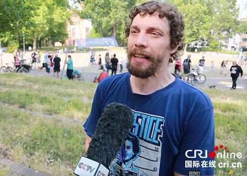 德國(guó)柏林民眾放飛氣球抗議北約軍演 呼吁和平解決沖突_fororder_集會(huì)發(fā)起人阿里安溫德?tīng)柦邮芸偱_(tái)記者專訪