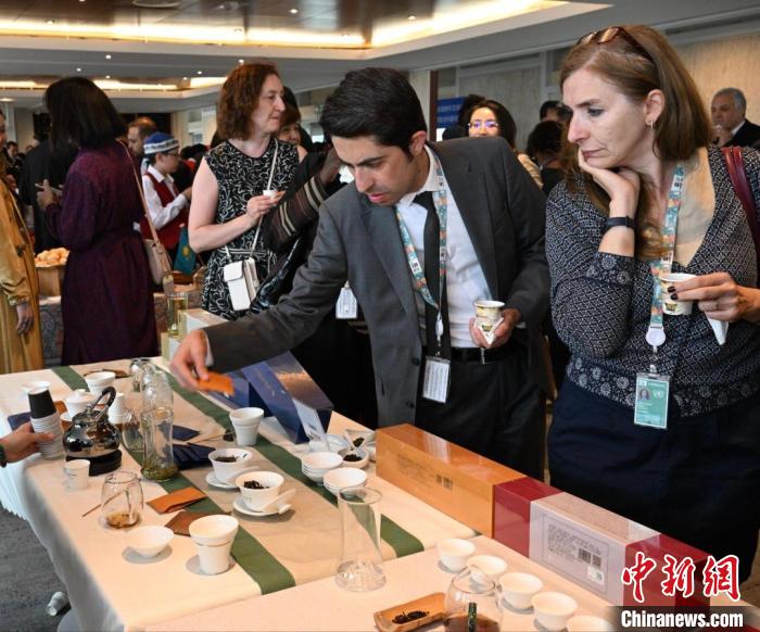 現(xiàn)場觀眾觀看中國展臺茶藝表演、了解茶文化?！【笜?攝