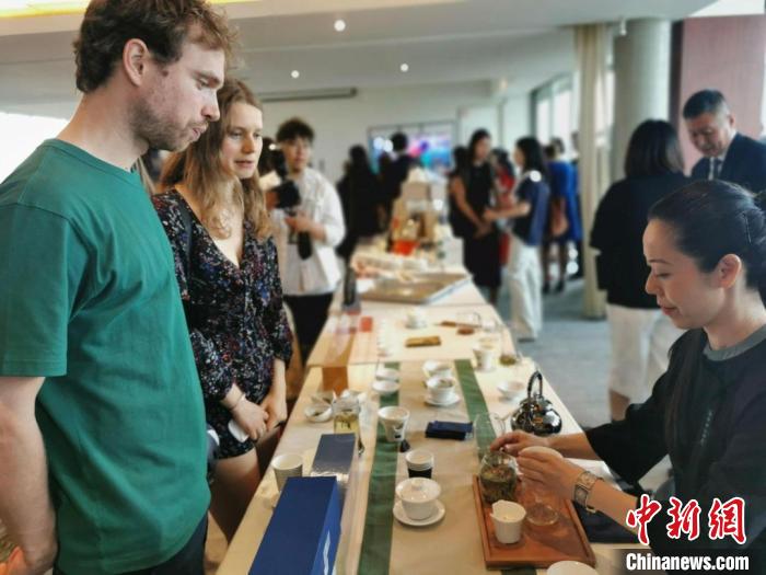 現(xiàn)場觀眾觀看中國展臺茶藝表演、了解茶文化?！【笜?攝