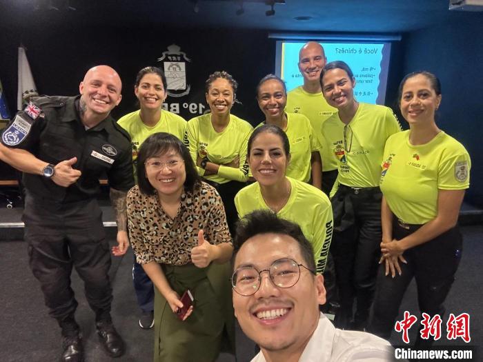 里約旅游警察上中文課。　里約熱內(nèi)盧天主教大學(xué)孔子學(xué)院供圖