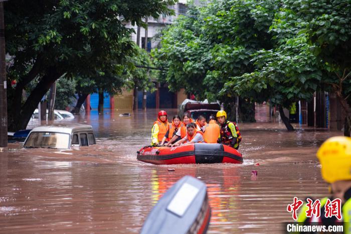7月4日，萬州區(qū)五橋街道，消防救援人員用沖鋒舟救援轉(zhuǎn)運被困群眾?！∪矫宪?攝